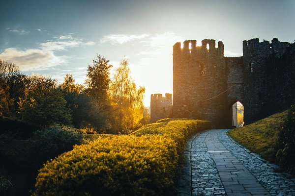 How to find the best guided tours of the historic castles in Wales?